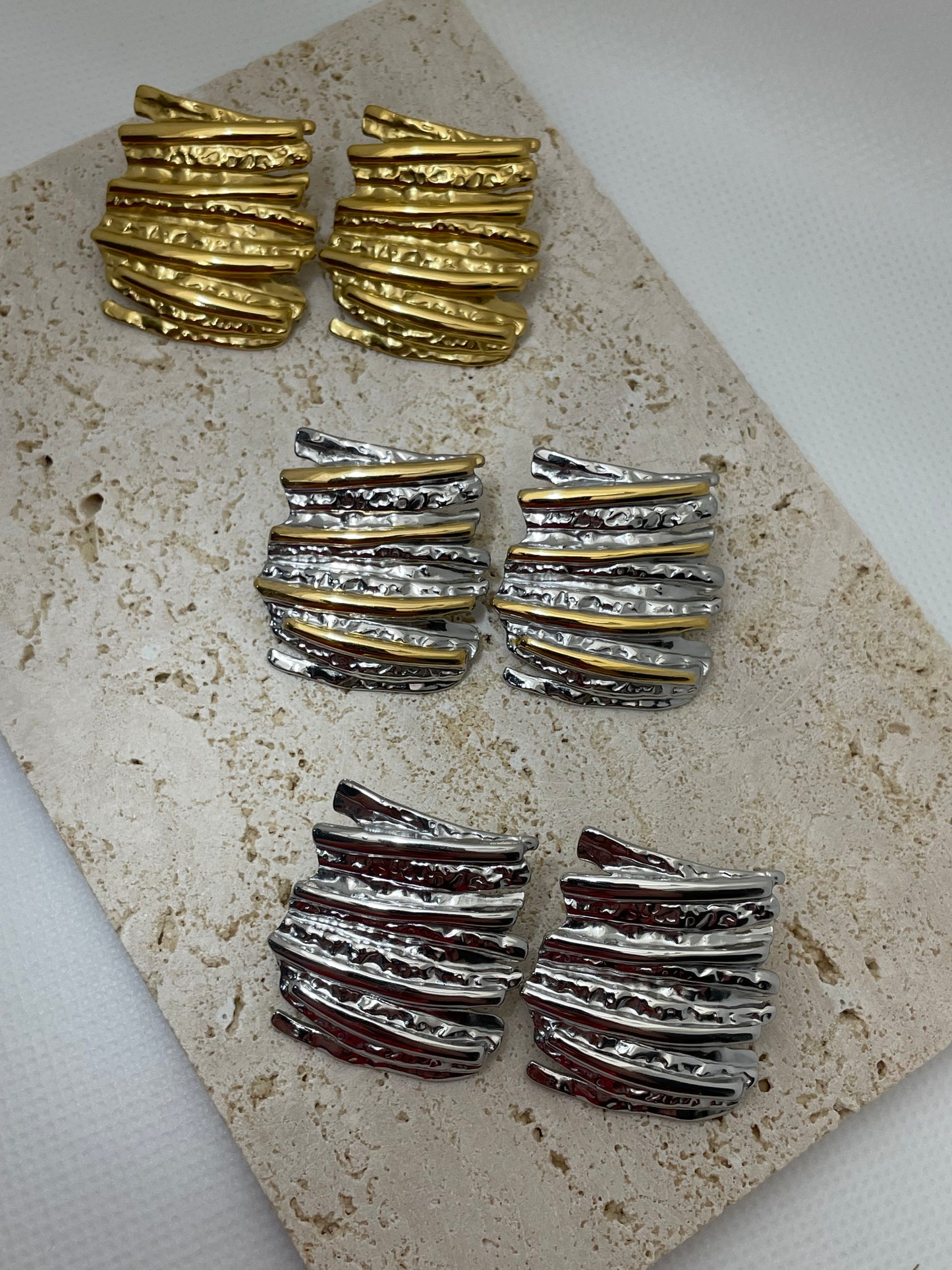 Ορθογώνια σφυρήλατα σκουλαρίκια με γραμμές