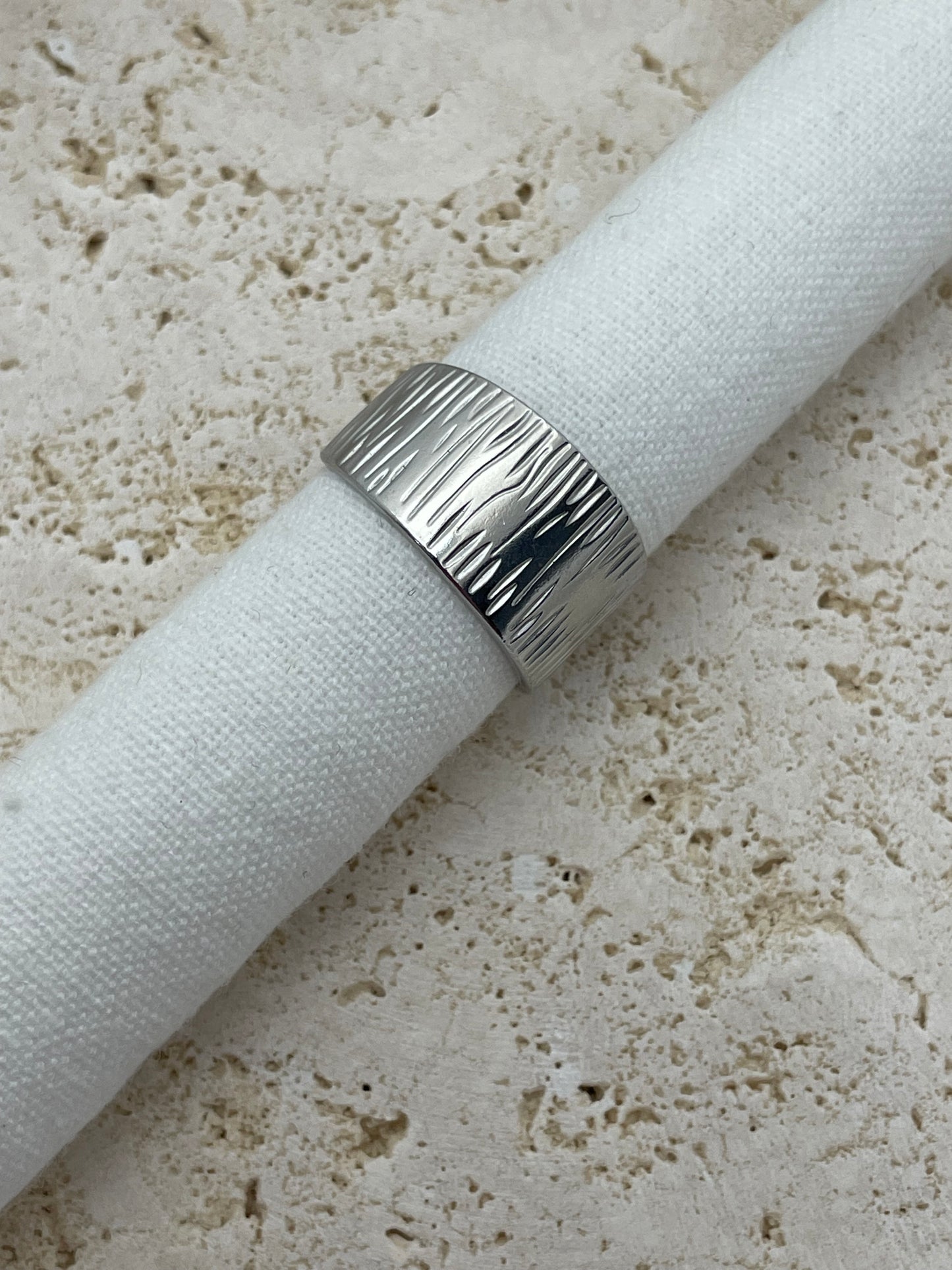 Δαχτυλίδι πλακέ με χαρακιές