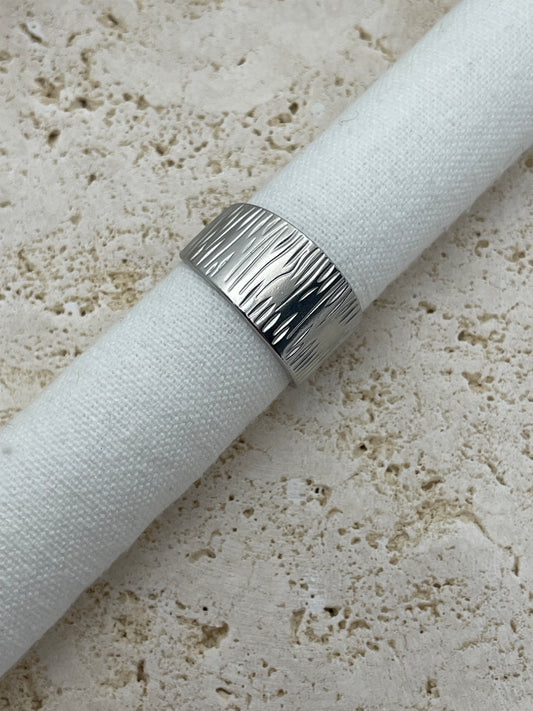 Δαχτυλίδι πλακέ με χαρακιές