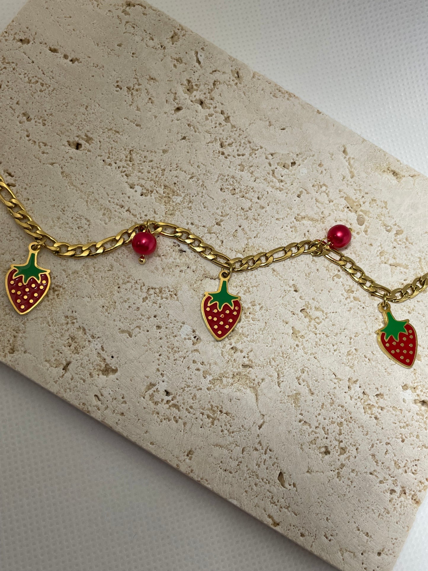 Βραχιόλι με κρεμαστά στοιχεία φράουλες