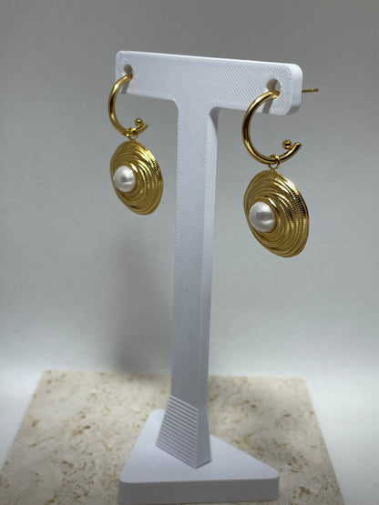 Γεωμετρικά χρυσά σκουλαρίκια με μαργαριτάρι