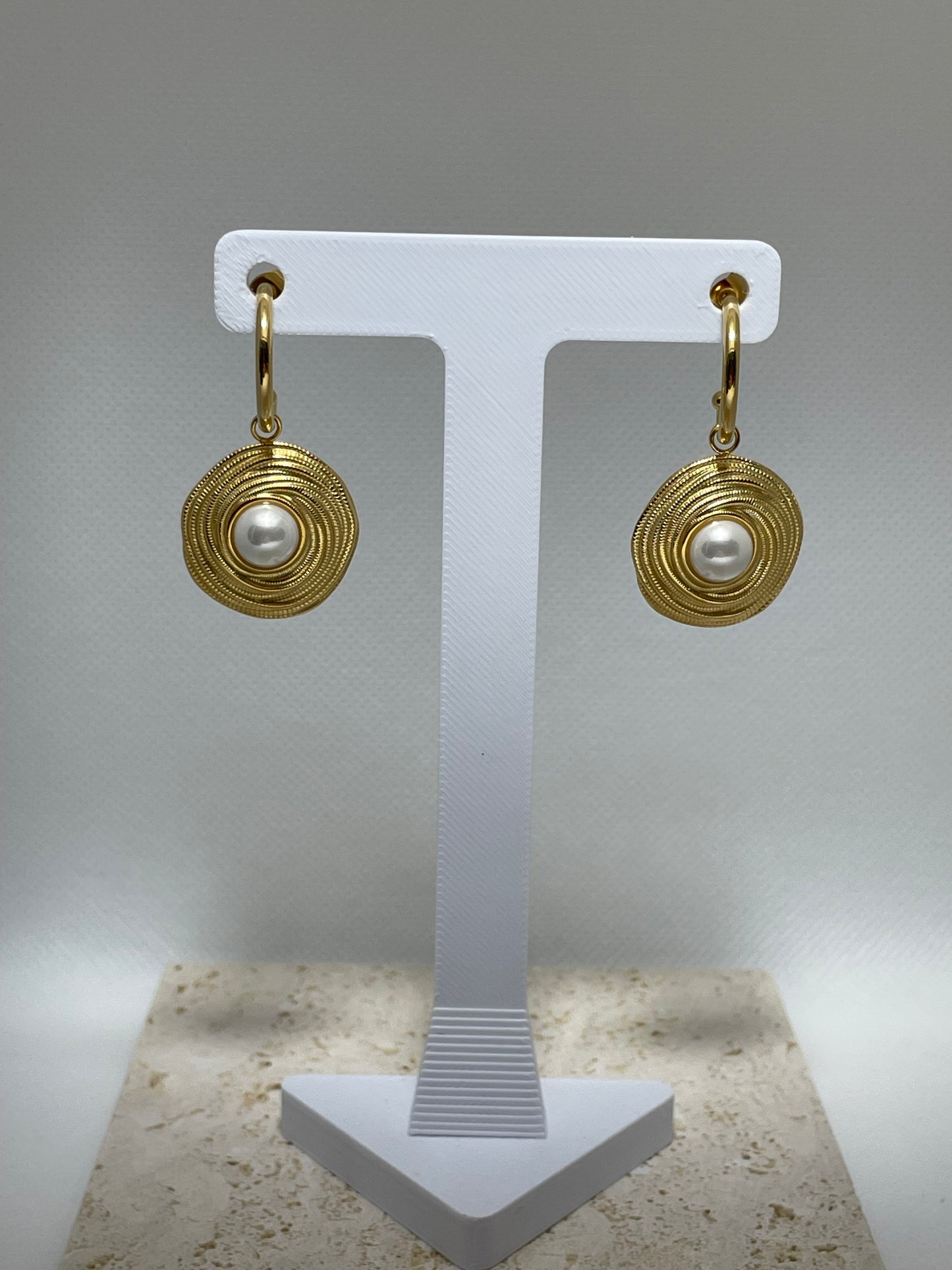 Γεωμετρικά χρυσά σκουλαρίκια με μαργαριτάρι
