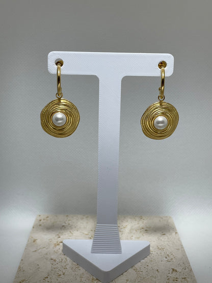 Γεωμετρικά χρυσά σκουλαρίκια με μαργαριτάρι