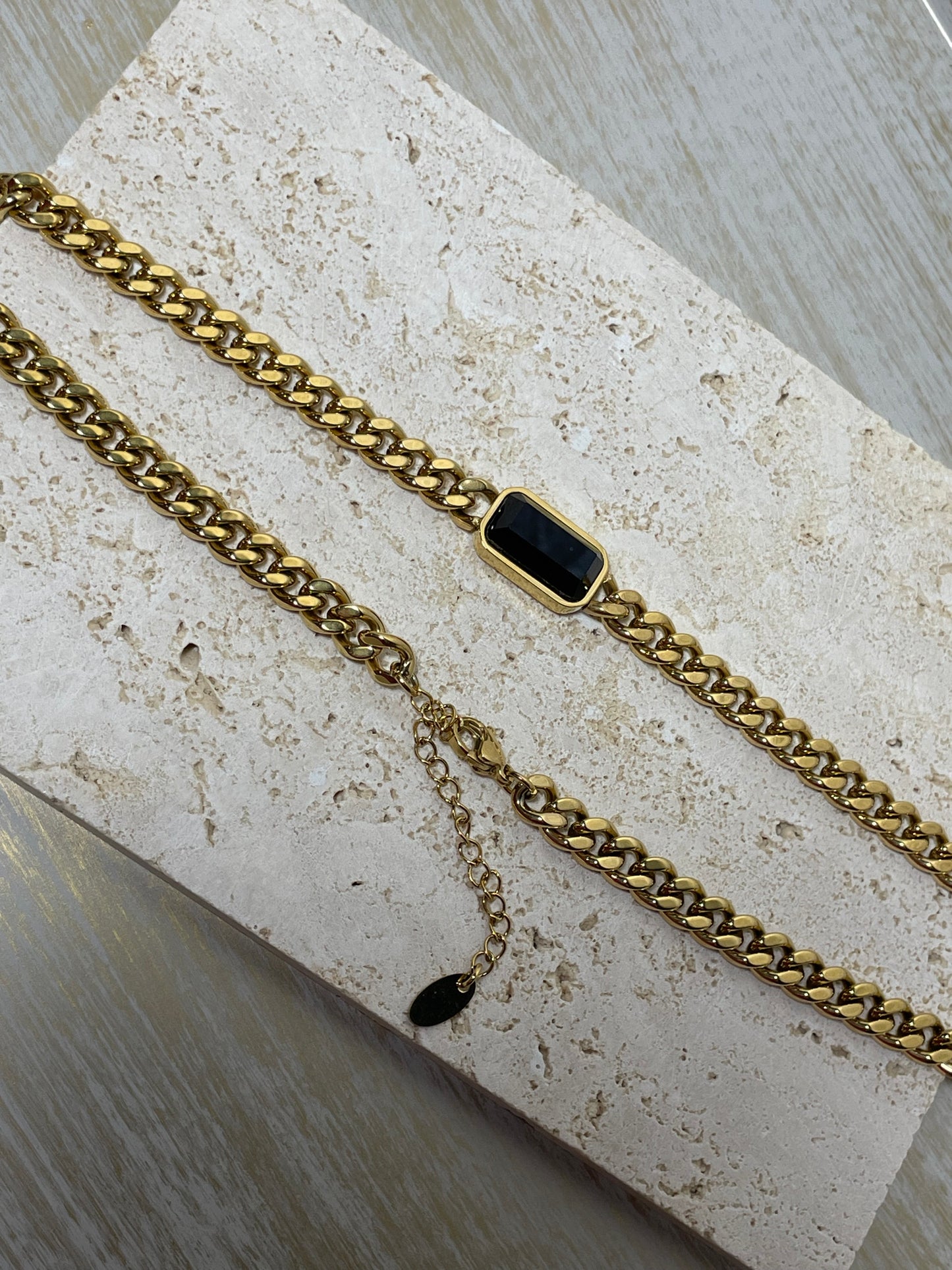 Κολιέ χρυσή αλυσίδα με μαύρο zircon