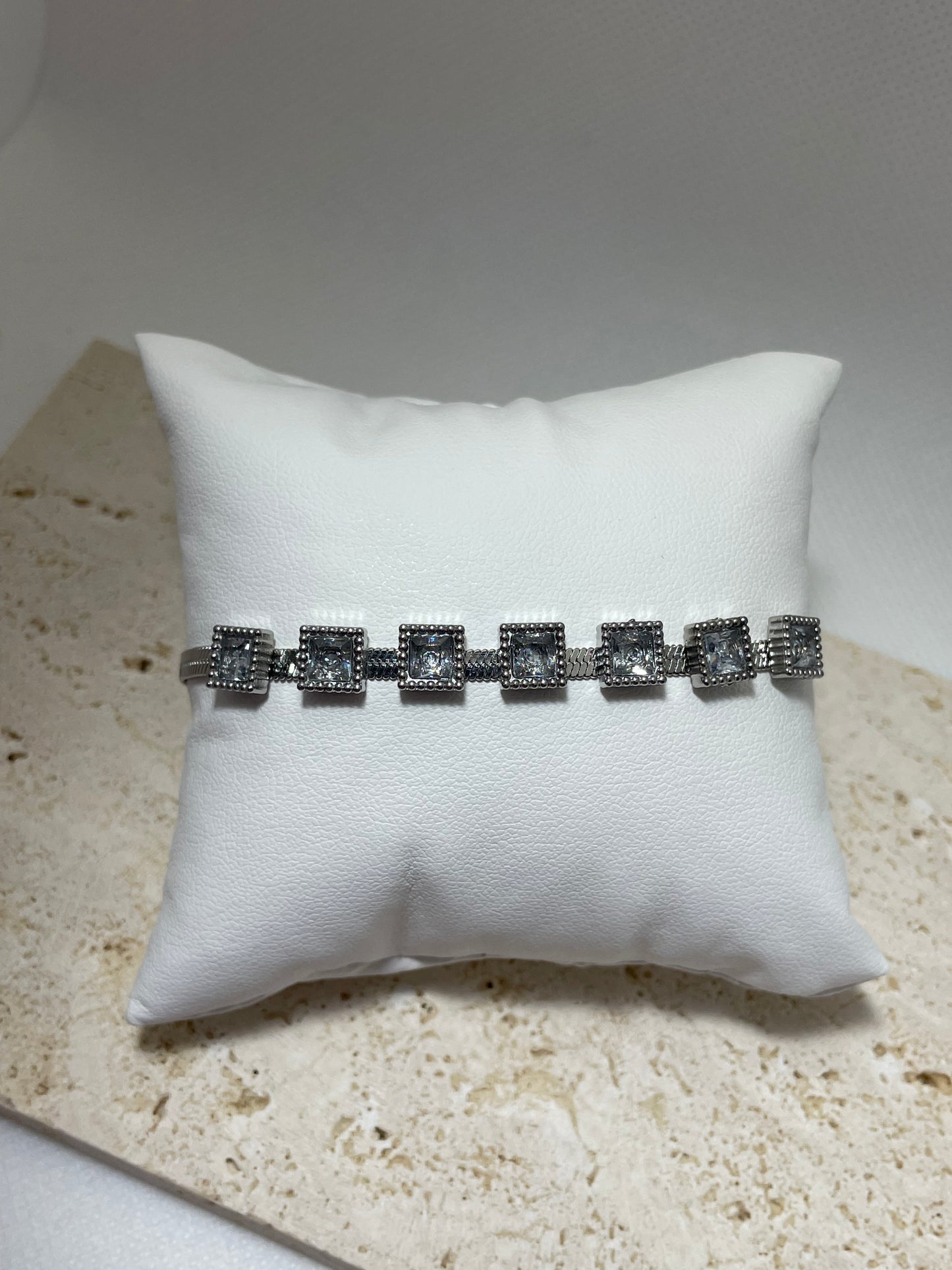 Ασημί βραχιόλι με τετράγωνες πέτρες