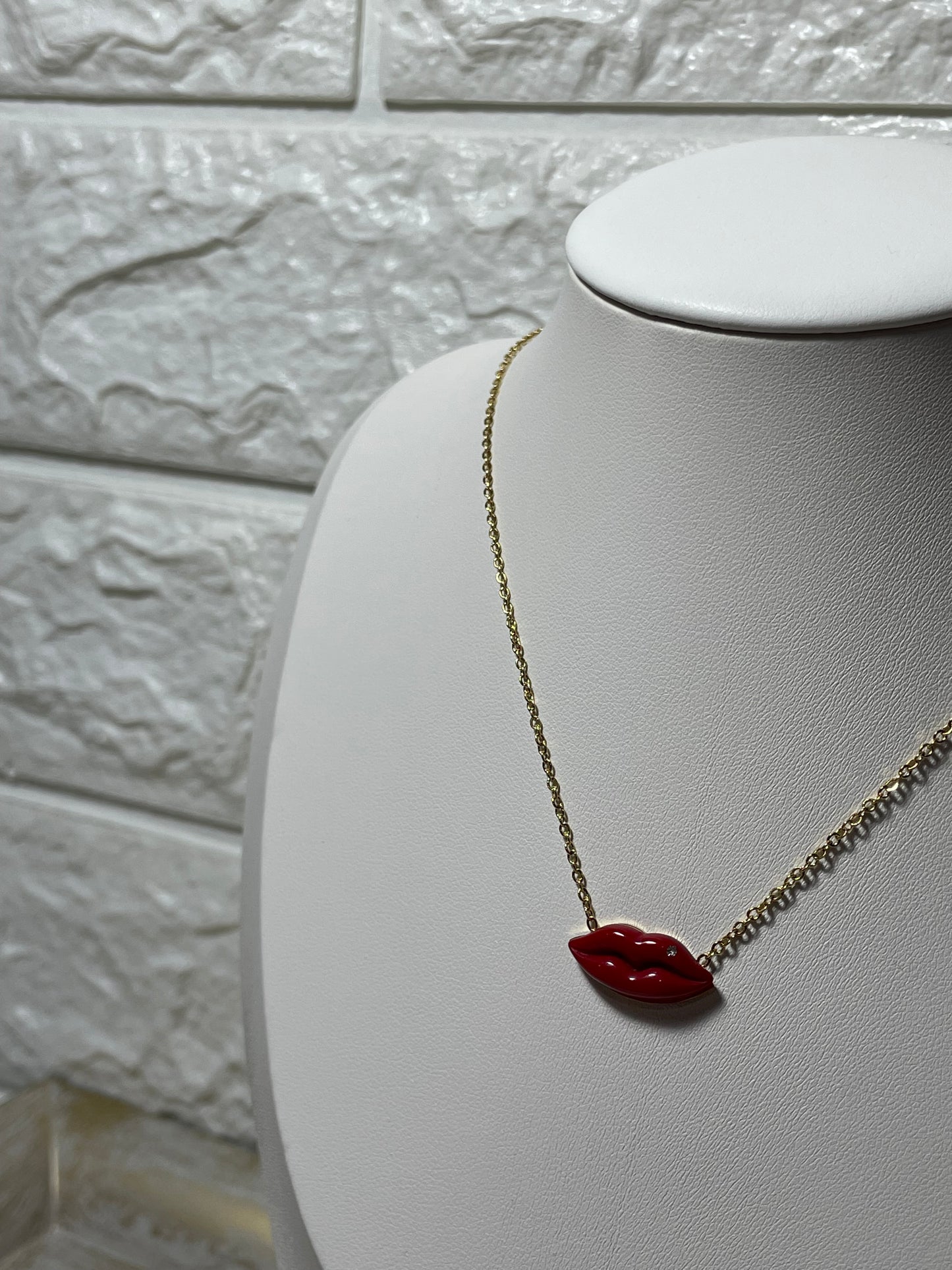 Ατσάλινο κολιέ κόκκινα χείλη