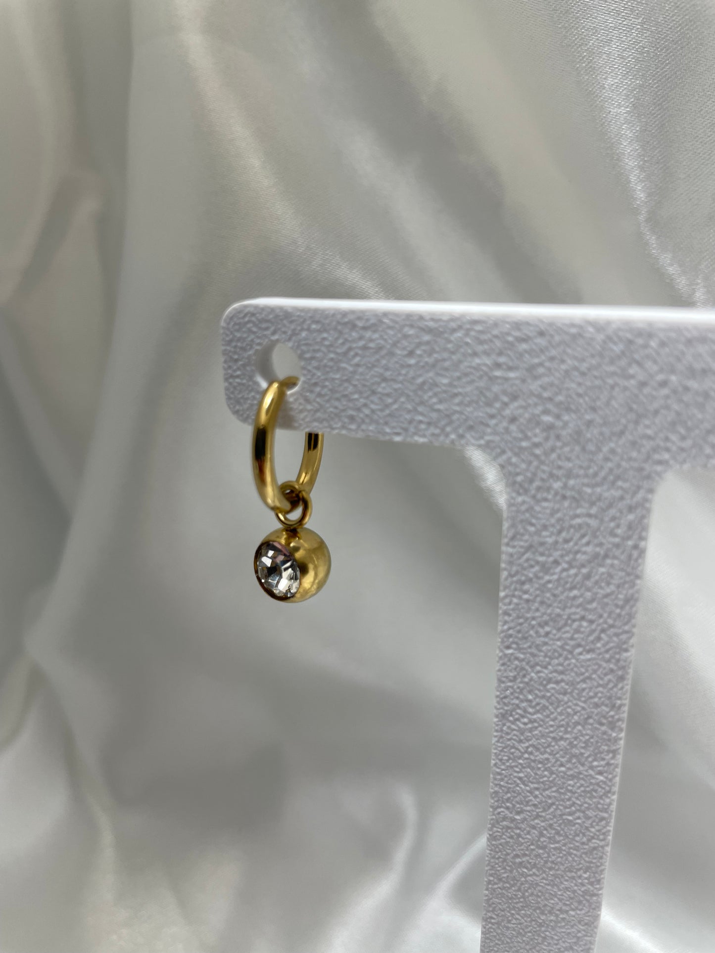 Χρυσός κρίκος με μπίλια λευκό κρύσταλλο