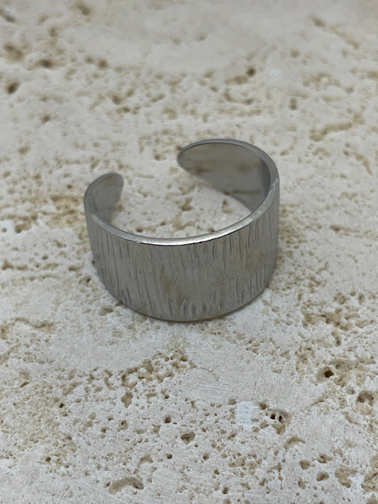 Δαχτυλίδι πλακέ με χαρακιές