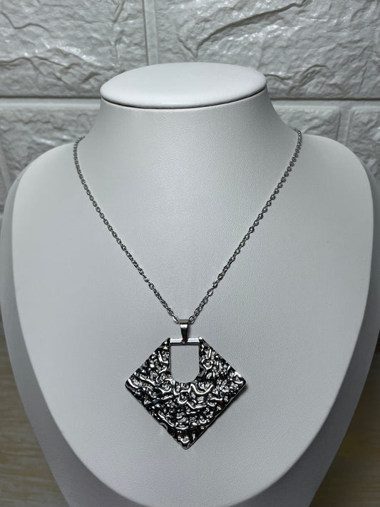 Ασημί κολιέ τρίγωνο