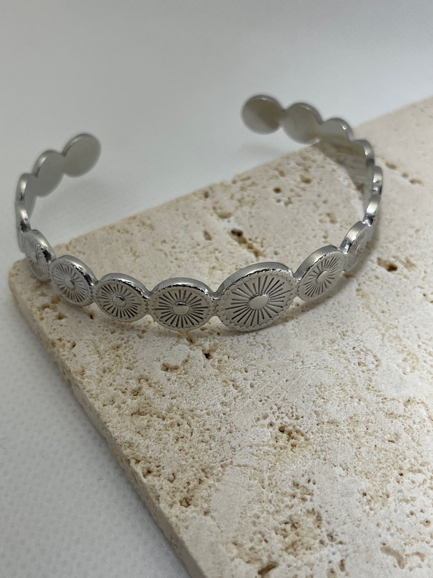 Ασημί ανοιχτή χειροπέδα