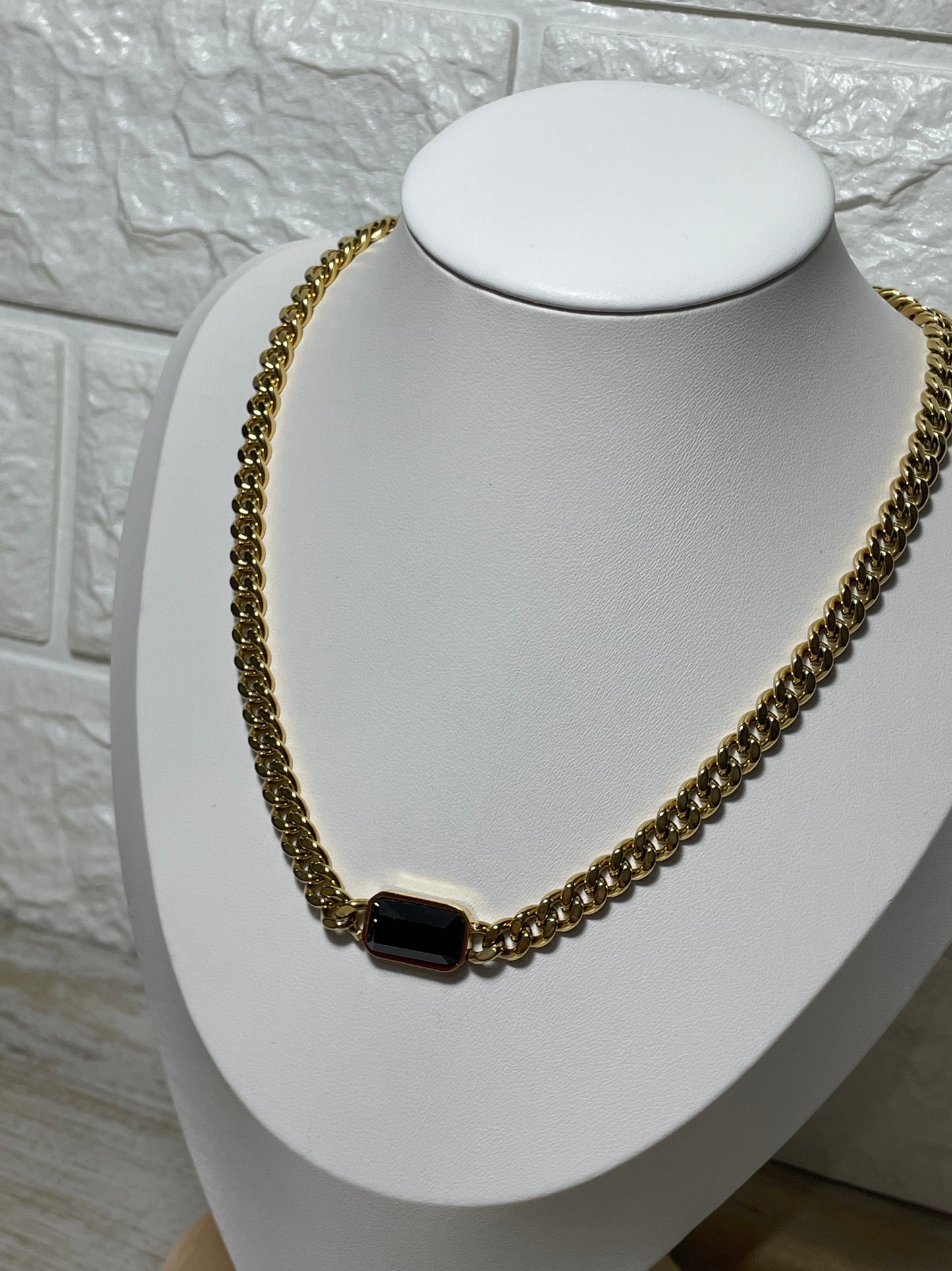 Κολιέ χρυσή αλυσίδα με μαύρο zircon