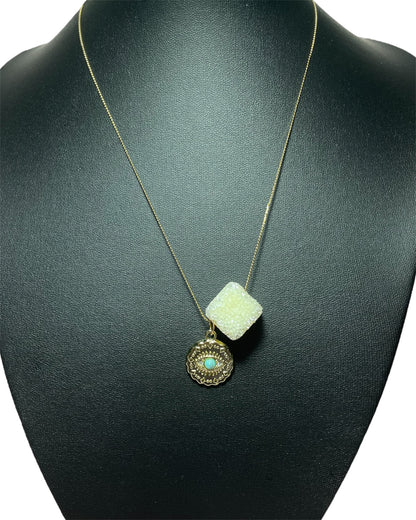 Χρυσό κολιέ με 3D κύβο