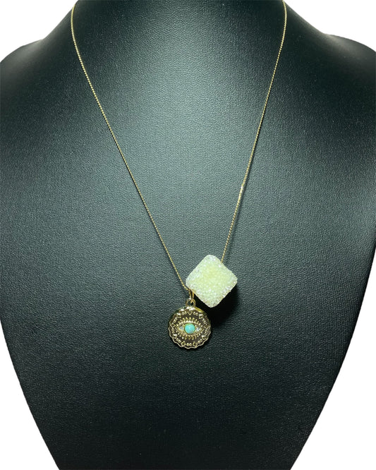 Χρυσό κολιέ με 3D κύβο