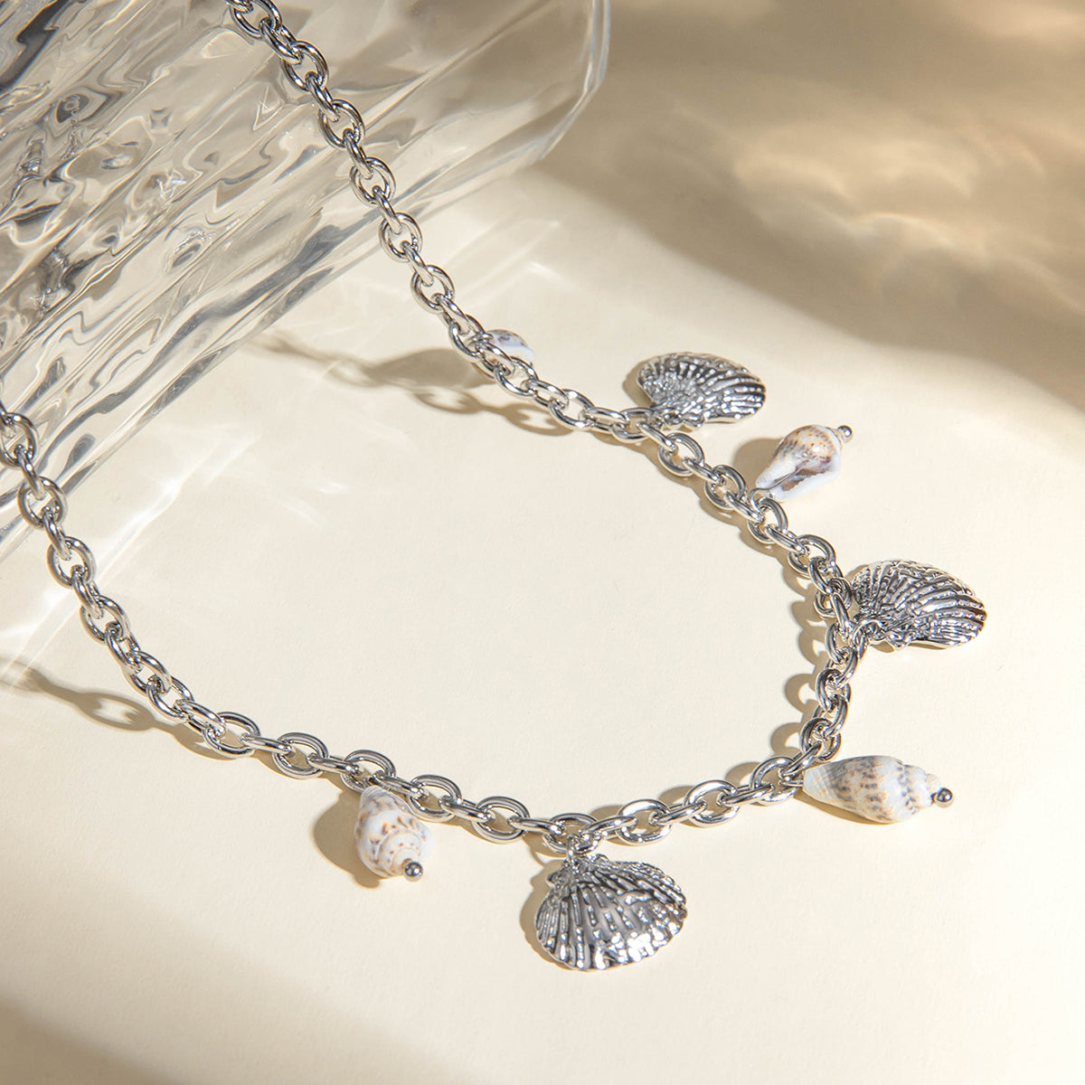 Κολιέ αλυσίδας με κρεμαστά charms