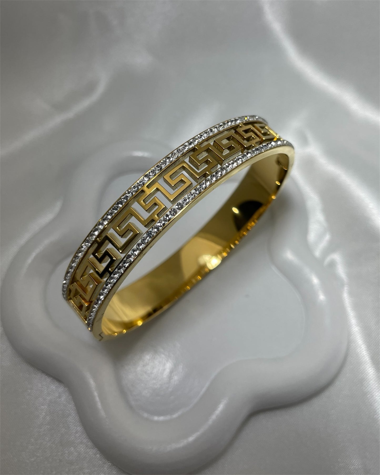 Χρυσή χειροπέδα με σχέδια