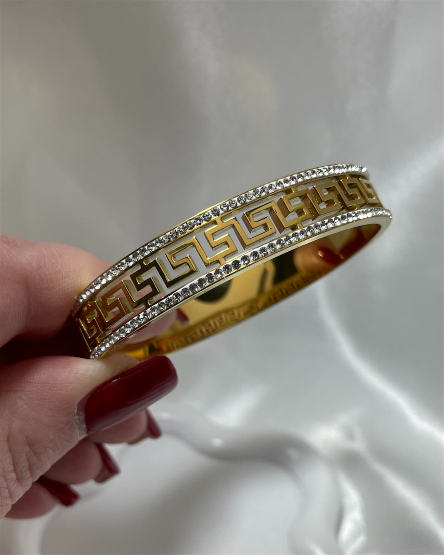 Χρυσή χειροπέδα με σχέδια